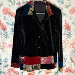 Vintage Notations Black Velvet Blazer with Floral Trim and Fitted Design